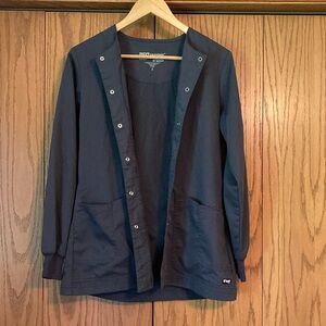 Button enclosure, gray scrub jacket